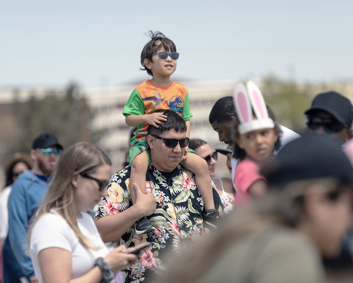 FortBlissTexas's tweet photo. Soldiers and families hopped over to Biggs 2day 4 @blissmwr's EasterAVAGANZA. Food trucks and bounces houses were the way of the day as DJ KB kept the music coming while military kids bugged out on giveaways and hourly Easter egg hunts based upon age groups. #SaturdayVibes #FBTX https://t.co/VViGIt7tUQ