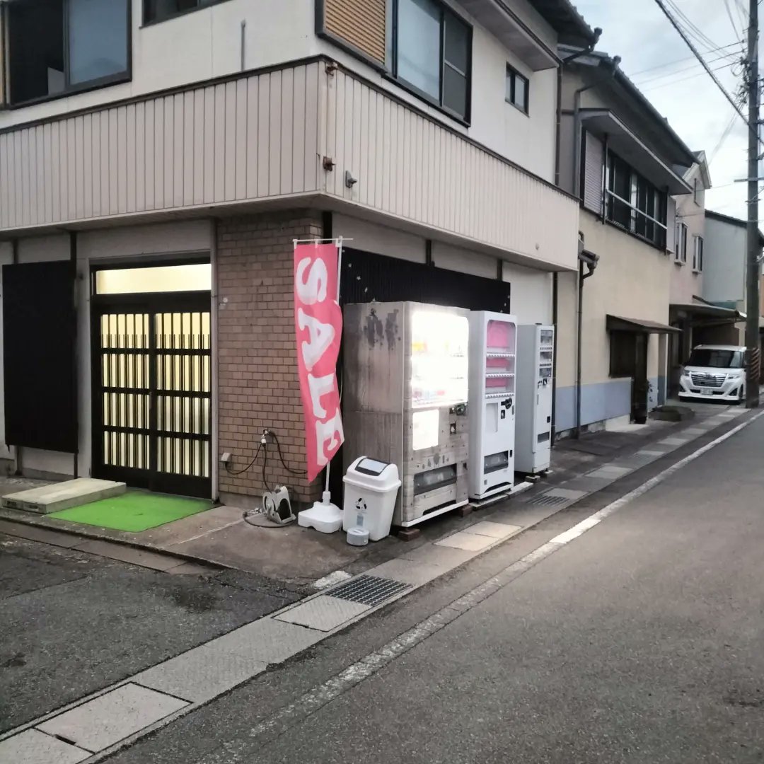 qoochang2021's tweet photo. こんにちは😂🥳😊🤩🥰
90円自販機 田辺文里店です🥰🥳🤩😊😂
最近、たくさんの方々が来られて
売れ切れ商品が多くなり申し訳ございません😭😰🤐😱😖

まだ、売れない商品がありますが、
だいぶ補充いたしました😂😊🤩🥳🥰
是非お越しください😂😊🤩🥳🥰
#田辺市 #文里 #最安 #格安自販機 #紀伊新庄駅 https://t.co/Lrd0Bh0m5Z