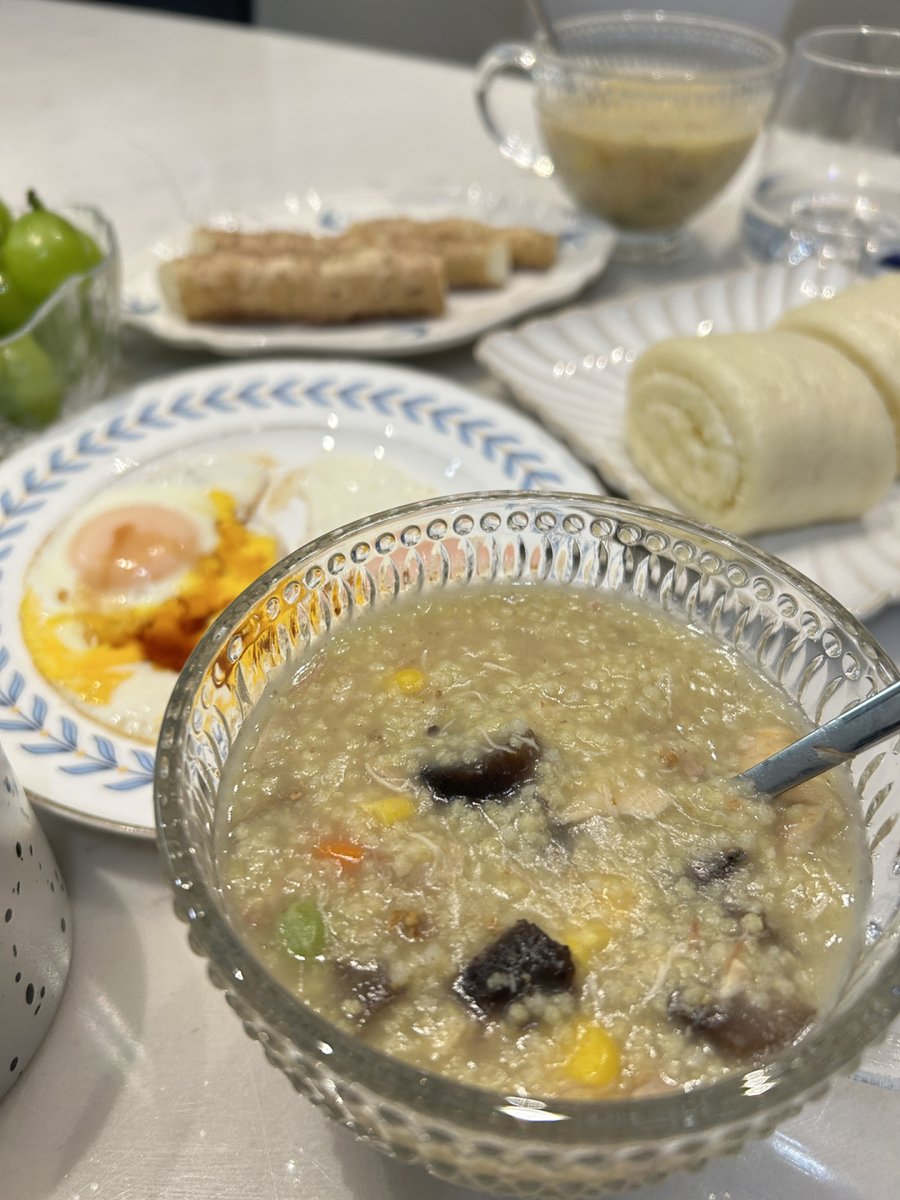abbaslo95's tweet photo. 世界上，最治癒的應該就是美食！
椰蓉饅頭➕蒸山藥➕煎蛋
今天喝海蔘粥，水果配了晴王
水果裏晴王真的是最愛了，
長年吃，都不帶膩。 https://t.co/72VoWcMVjZ