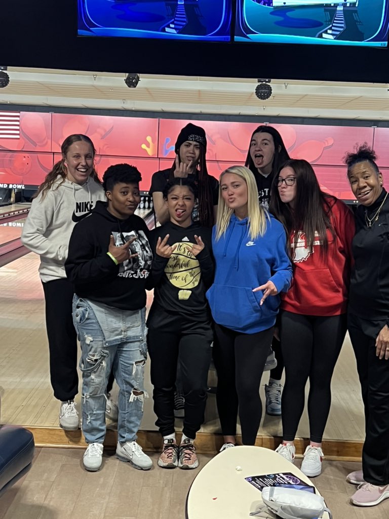 Showcase_Sienne's tweet photo. Did a little team bonding today! Went 🎳 and just spent some quality time together off the court. Missing a few but still had a good time! #family #lockin🔒 https://t.co/uWblbKhqDy