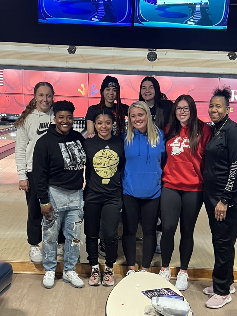 Showcase_Sienne's tweet photo. Did a little team bonding today! Went 🎳 and just spent some quality time together off the court. Missing a few but still had a good time! #family #lockin🔒 https://t.co/uWblbKhqDy