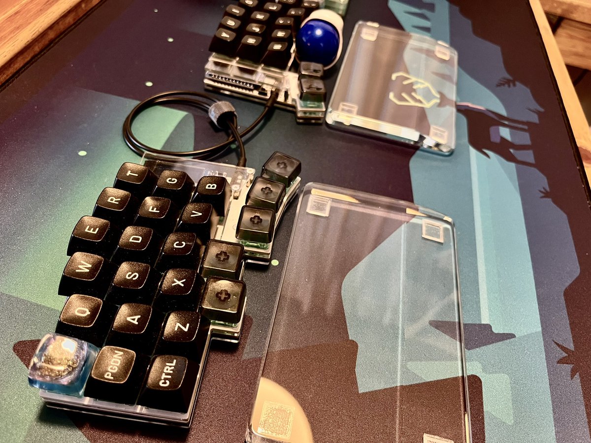 samansa011's tweet photo. 吉村特殊パーツ製作所さんのガラスパームレストを分割サイズ145mm幅で2つ買ってみた。透明度がすごく、断面が美しい。指紋とかは乾いた布で拭くだけでOKで、適度に重さがあるのが良いかも。
#keyball44 #7sPro
#吉村特殊パーツ製作所 https://t.co/O86A9UsOXX