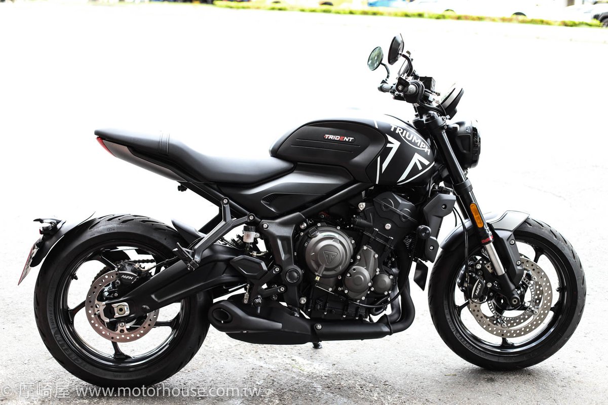 WuTaiwan's tweet photo. #trident660後照鏡 #triumph
感謝美女騎士選購，經典黑元素 圓款端子鏡
#ANC104 (黑)
到貨專區 產品細節
https://t.co/SG1jCYkizH
品牌：TANAX
型號：ANC-102 (銀) / ANC-104 (黑) (2018 最新款)
材質：鋁合金、鋅合金
重量：600g
鏡面曲率：R1000 https://t.co/oKyZ0h45oA