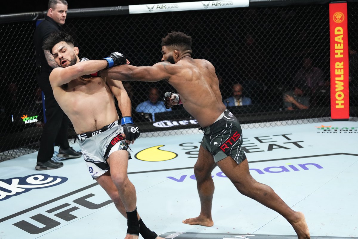 ufc's tweet photo. What a fight so far!!

Curtis and Gastelum closing the prelims in style 🔥 #UFC287 https://t.co/U44i4vUT3W