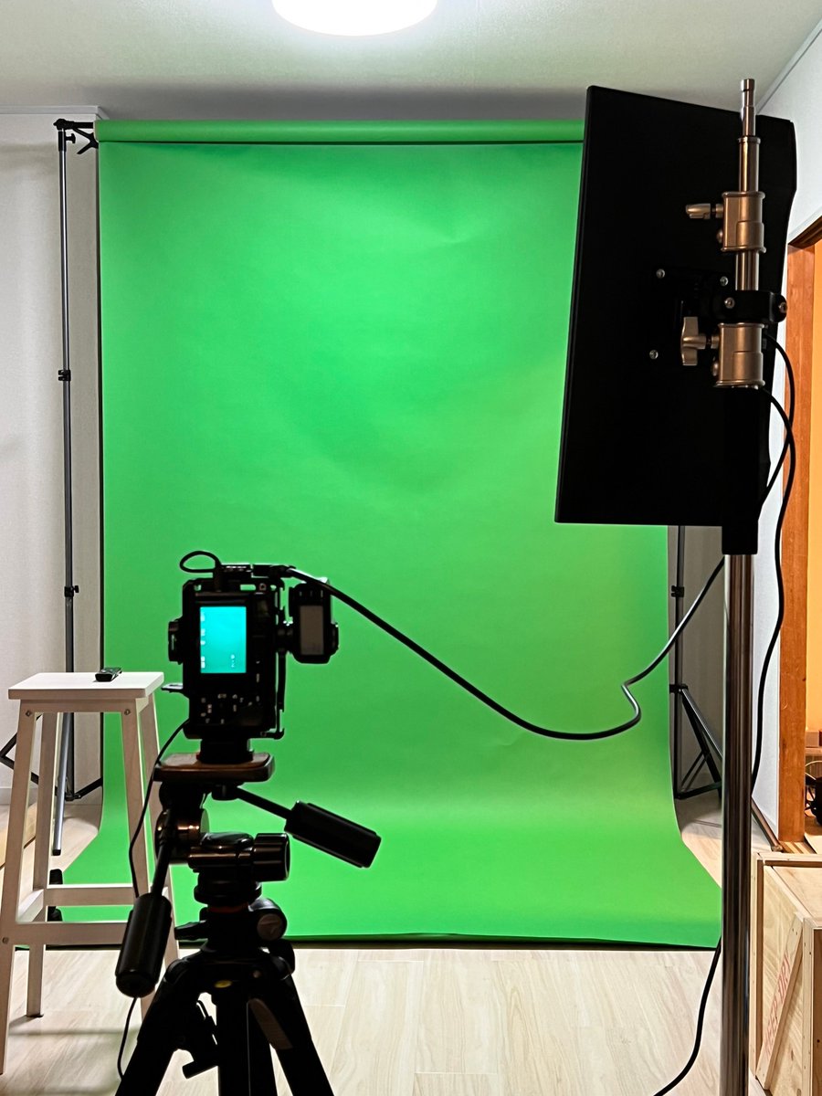 ご自宅にグリーンバックでセルフ撮影機を設置。