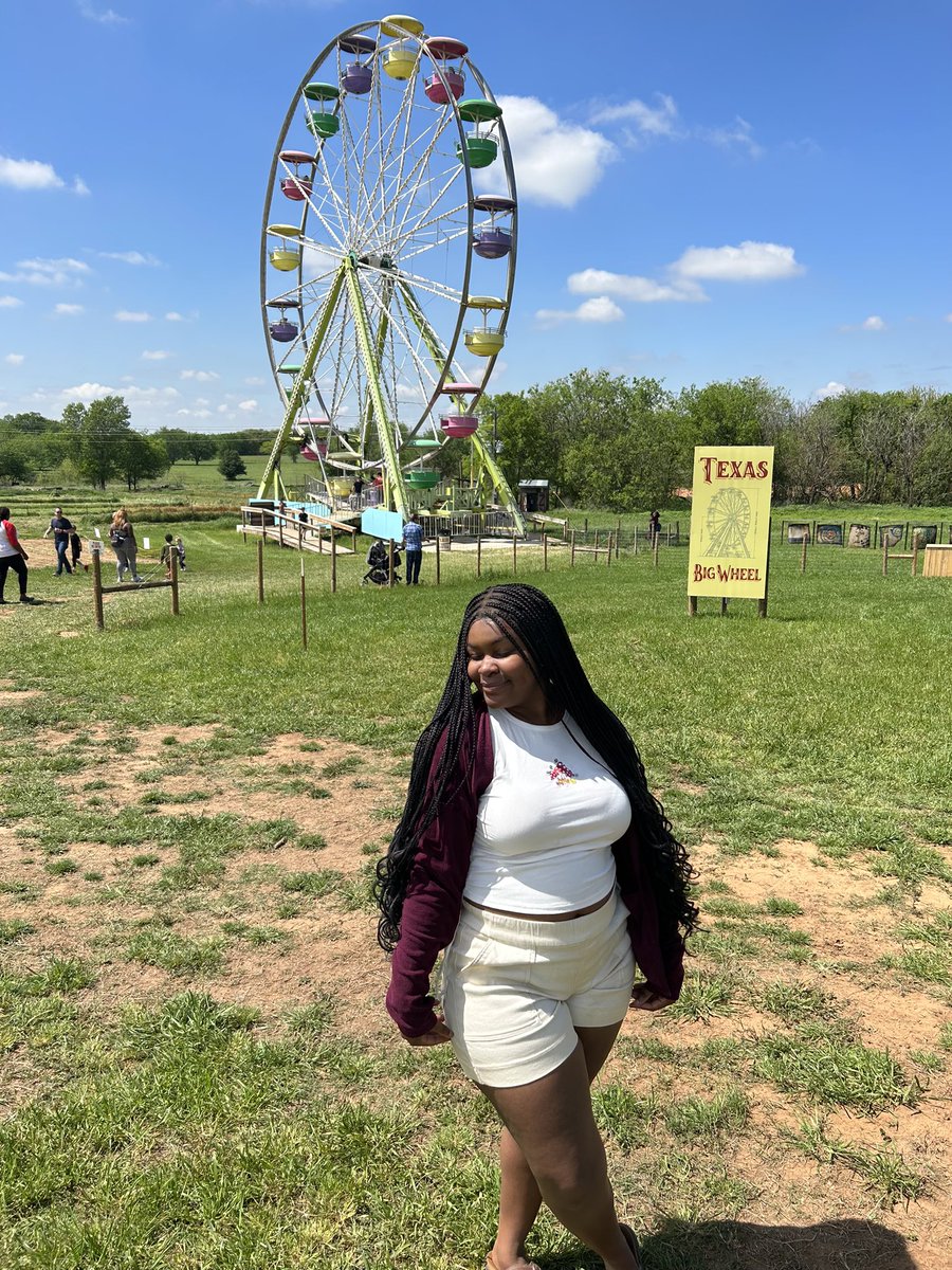 _br33__'s tweet image. Take me to the fair🎡