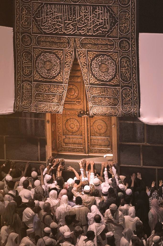 يا رَبِّ إِن عَظُمَت ذُنوبى كَثرَةً
فَلَقَد عَلِمتُ بِأَنَّ عَفوَكَ أَعظَمُ
إِن كانَ لا يَرجوكَ إِلّا مُحسِنٌ
فَبِمَن يَلوذُ وَيَستَجيرُ المُجرِمُ .. 🤍