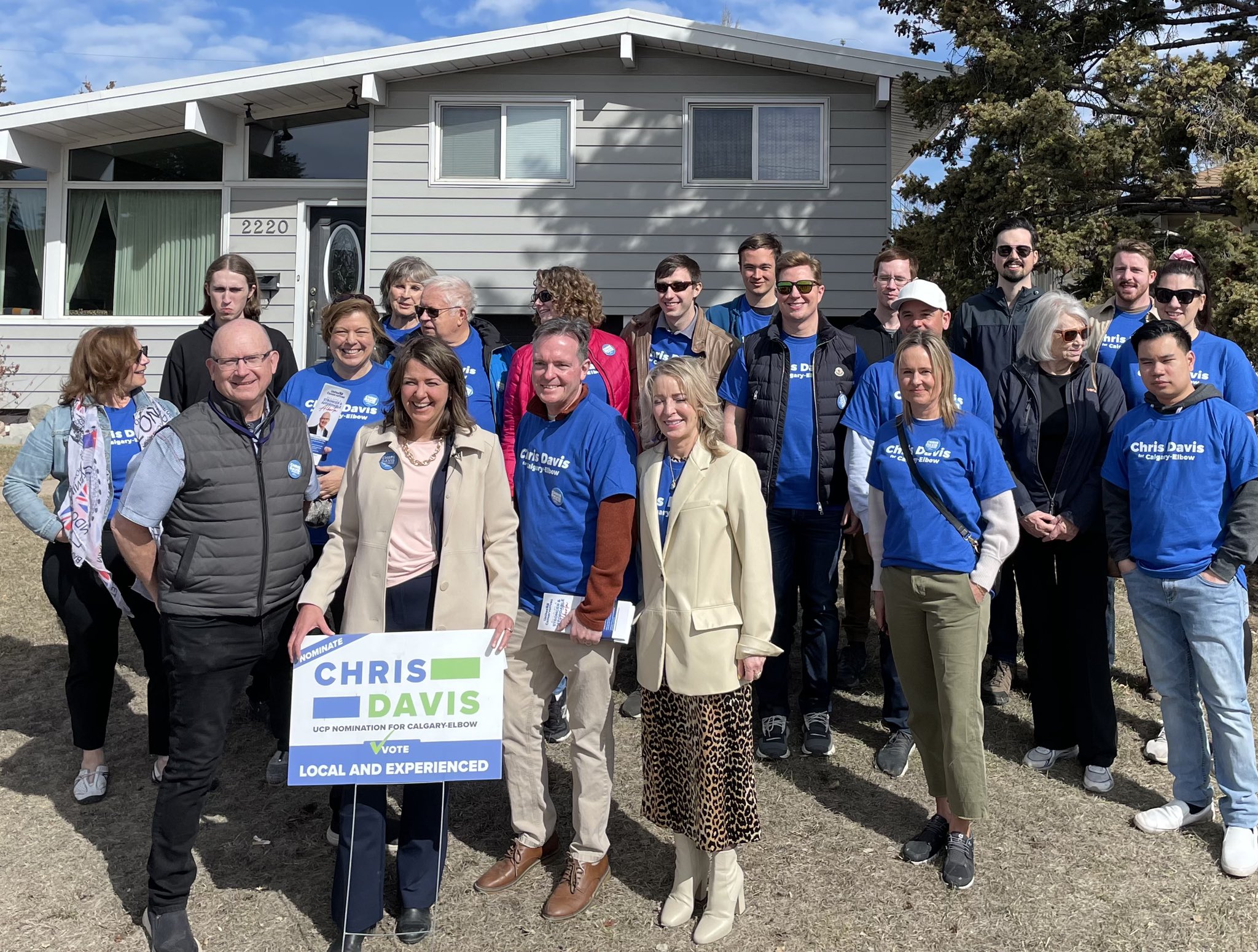 Chris Davis on X: A fantastic day at the doors in Calgary-Elbow, chatting  with neighbours and friends about the issues most important to them. Thank  you to all my volunteers who came