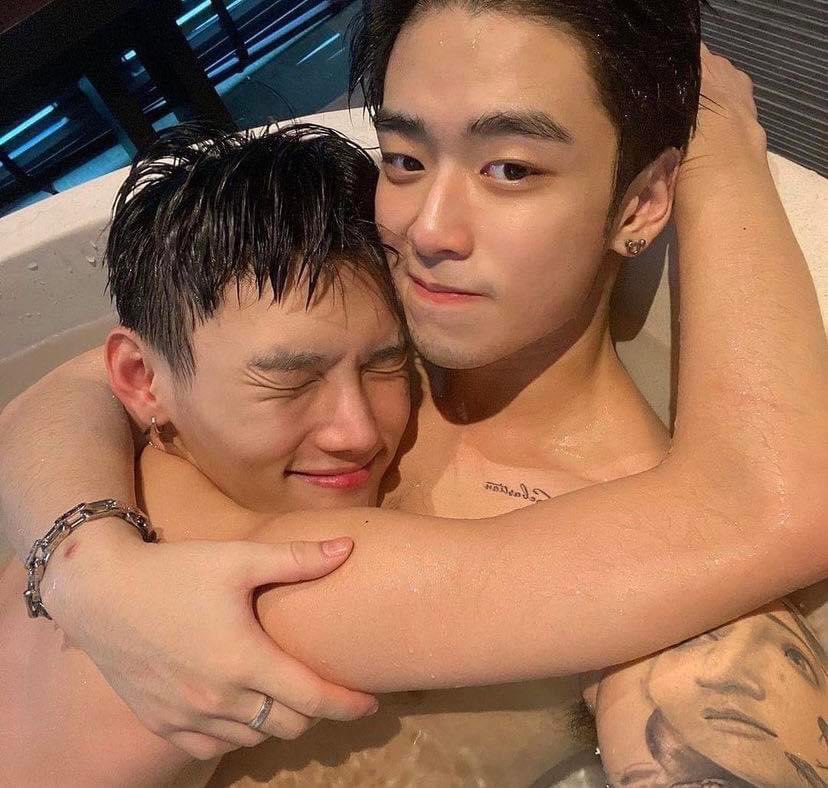 cucaitrang94's tweet photo. Cuối tuần ôm nhau vầy là sướng nhất https://t.co/3GdaWSMkKc