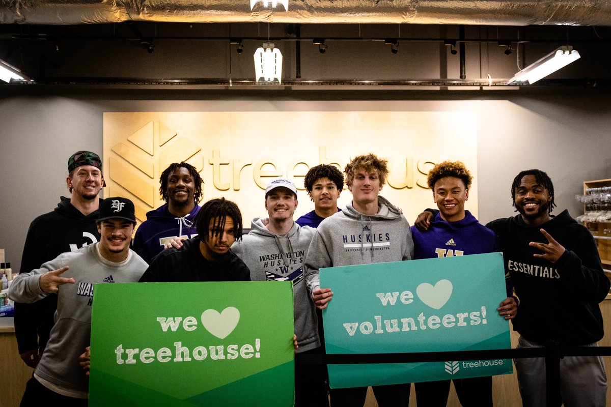 UW_Football's tweet photo. Great day giving back with @TreehouseTweets &amp; @SeattleSPU Adopt a Street 🙌 https://t.co/pKOzpM6KrY