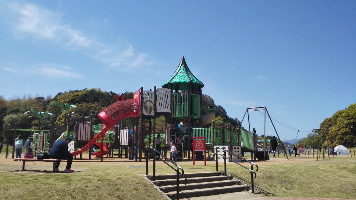toshioya666's tweet photo. 直方中央公園
大きめの遊具と懸垂などトレーニングできる設備がありました
駐車場もありました https://t.co/rpStIusd38