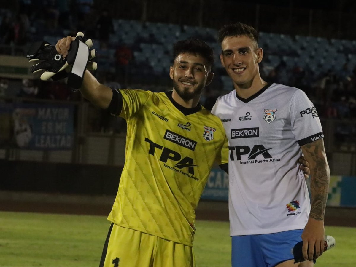 SM_AricaOficial's tweet photo. 🔵 Hoy vivimos una día lleno de abrazos y queremos destacar a estos dos protagonistas. El portero ariqueño, Benjamín Tapia debutó en el fútbol profesional con el Bravo, mientras que, el delantero argentino 🇦🇷 Rodrigo Auzmendi consiguió su primer poker ⚽⚽⚽⚽ con Arica. https://t.co/SahUleP3nf