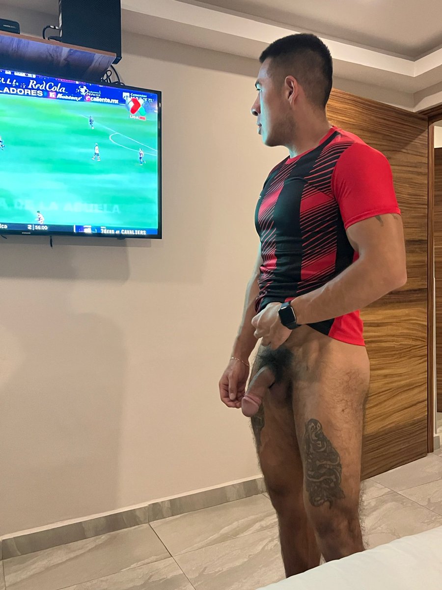 CarlosJeal34982's tweet photo. Pra nós homens que gostamos de assistir futebol ⚽️ ⚽️ assim bem a vontade o jogo do teu time #belezamasculina #corpodehomem #tesãodehomem #futebolgay #gay #homensbonitos #homensgostosos #homensgays https://t.co/oCOltGUaRG