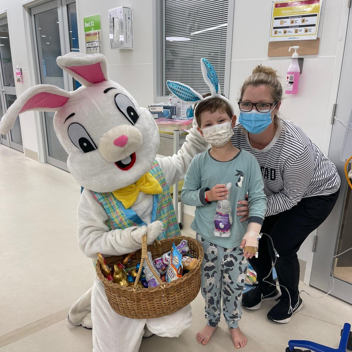We welcomed a very special visitor today at Monash Children's Hospital 🐰 Children, their families, and our wonderful team members got into the Easter spirit with a visit from the Easter Bunny who hopped from room to room delivering delicious chocolate eggs. Happy Easter!