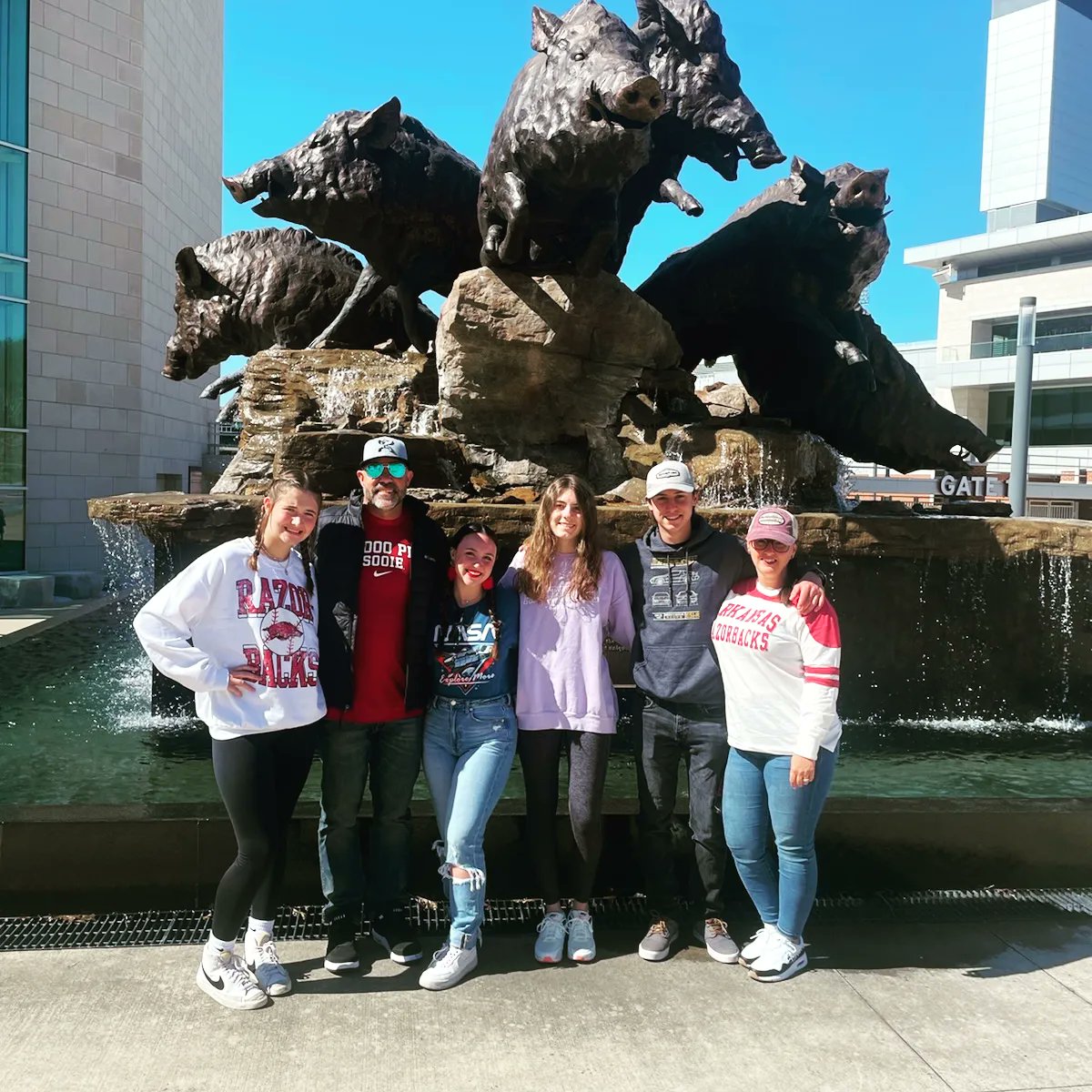 HaleyBedlington's tweet photo. Spent Easter weekend at the University of Arkansas with the fam! Great time watching some upper-level ball @RazorbackSB @UGASoftball AND meeting some upper-level athletes like @AnthonyBlack24_.
@D1Softball @D1Uncommitted #familytime https://t.co/qPXxbXBkSA