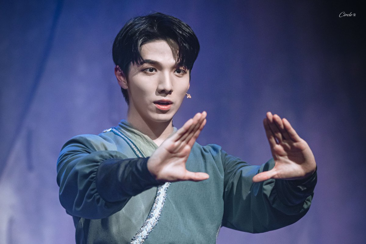 Circle__ym's tweet photo. 230405 뮤지컬 결투

스페셜 커튼콜
<무엇이 보이느냐>

천천 役 ㅣ #김민범 배우님 https://t.co/oujbkM7UK1