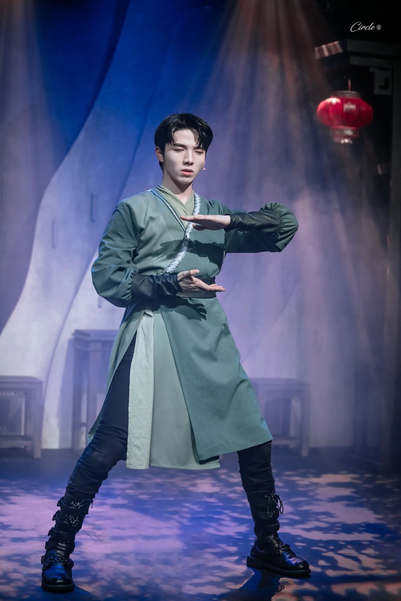 Circle__ym's tweet photo. 230405 뮤지컬 결투

스페셜 커튼콜
<무엇이 보이느냐>

천천 役 ㅣ #김민범 배우님 https://t.co/oujbkM7UK1