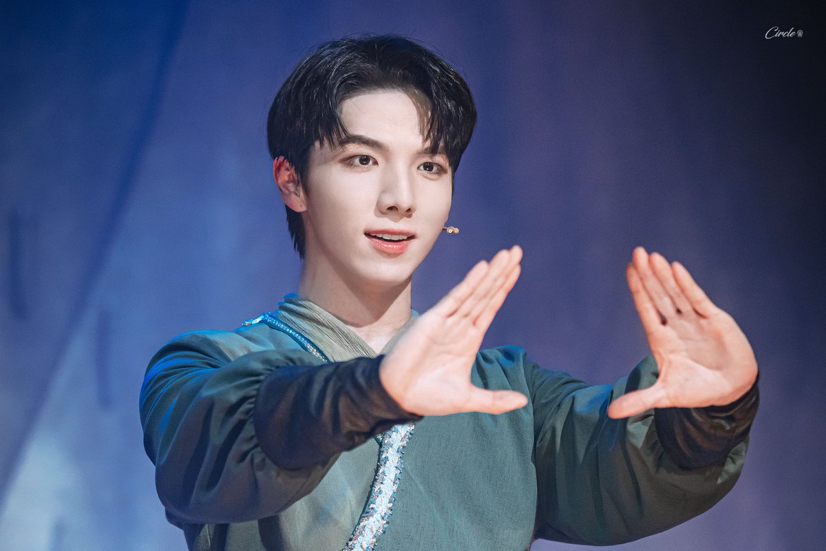 Circle__ym's tweet photo. 230405 뮤지컬 결투

스페셜 커튼콜
<무엇이 보이느냐>

천천 役 ㅣ #김민범 배우님 https://t.co/oujbkM7UK1