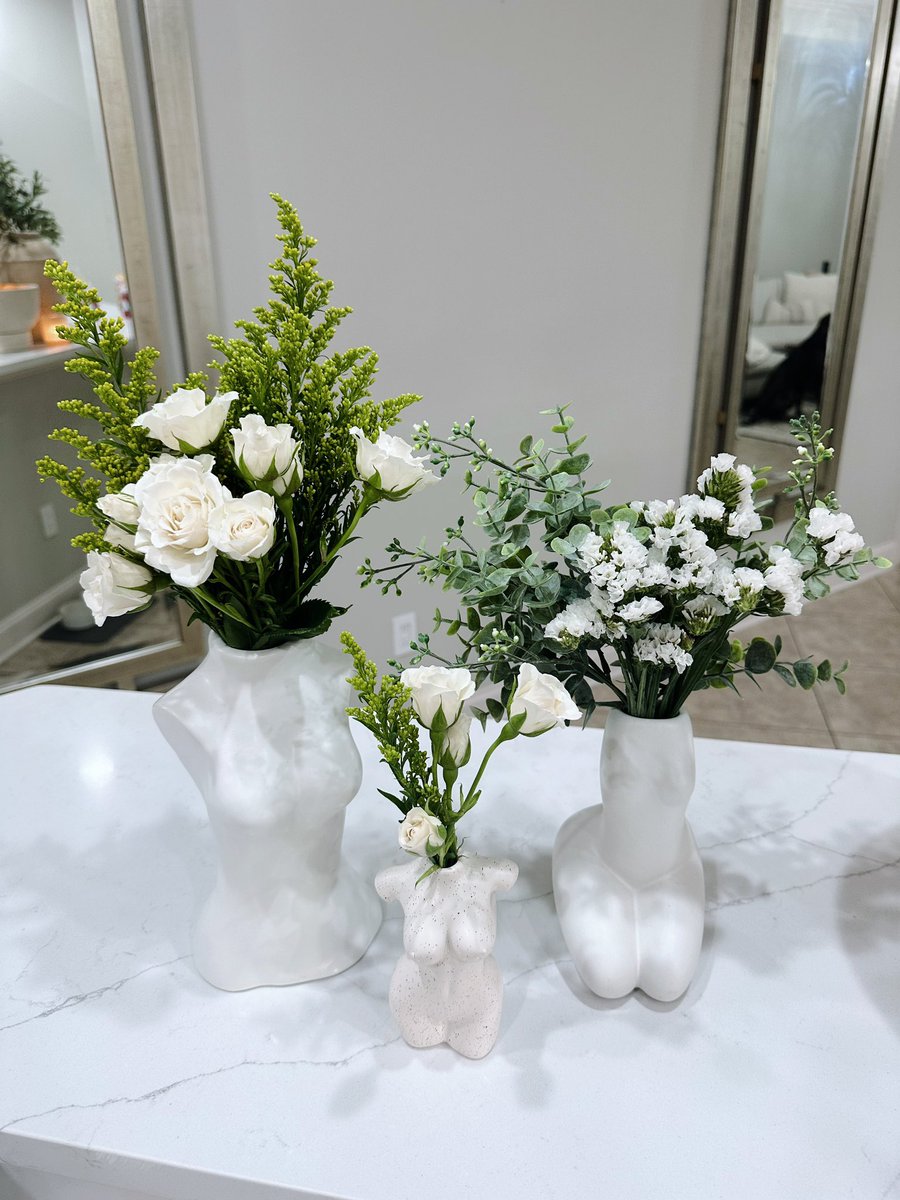 abrowwnn's tweet photo. adding floral arrangements to a home are essential🤍🌱🌿☁️ https://t.co/Ncl1MOxTfQ