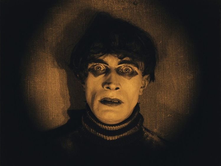 prophilippeleao's tweet photo. Como acabou o desafio das décadas, me sugeriram citar os 3 melhores filmes por ano. Bora fazer! Começando por 1920 (pq sim). Foto do melhor:

• O Gabinete do Dr. Caligari, de Robert Wiene
• Uma Semana, de Buster Keaton
• Das Wunder des Schneeschuhs, de Arnold Fanck https://t.co/PqkmxMMMdy