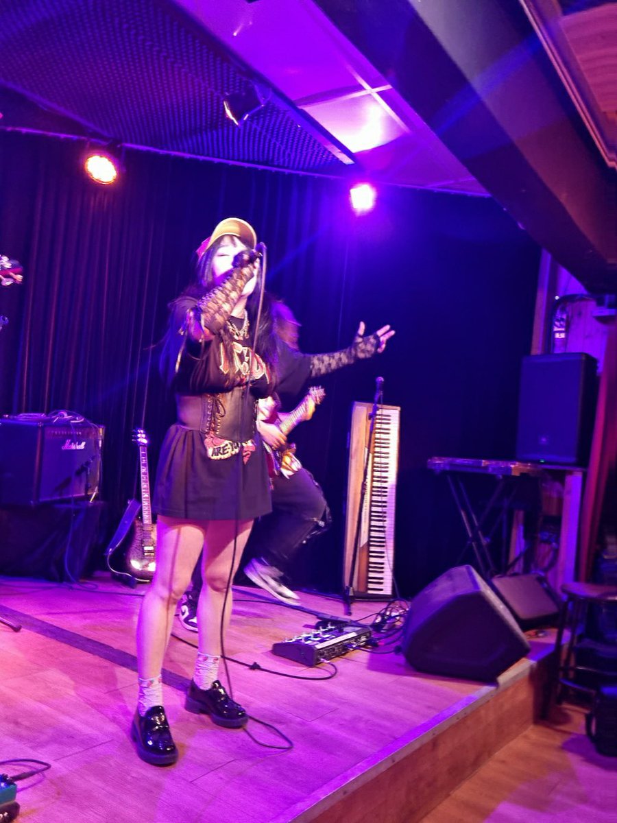 HBC 해방촌 두번째 공연을 마쳤습니다. 오랜만에 편하게 노는 바이브의 분위기, 연주자가 더 즐겼네요🎙️
다양한 장르, 스타일의 라인업도 개성있는 퍼포먼스 보여주셔서 너무 멋졌고,
각국에서 오신 관객여러분도 뵙게되어 즐거웠습니다ㅎㅎ🔥