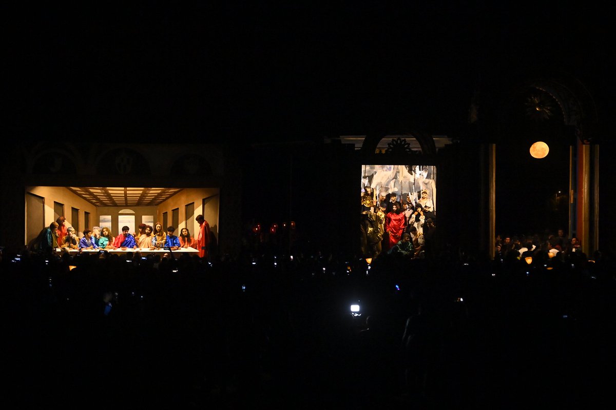 oscarivet's tweet photo. El detalle, Doña Luna, decorando en el fondo de los cuadros Vivientes. https://t.co/Fmc6dw2Fd8