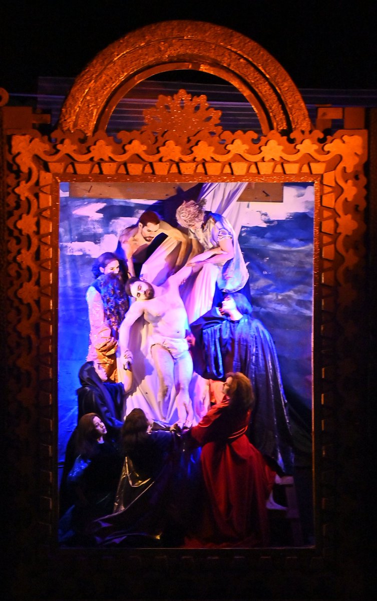 oscarivet's tweet photo. El detalle, Doña Luna, decorando en el fondo de los cuadros Vivientes. https://t.co/Fmc6dw2Fd8