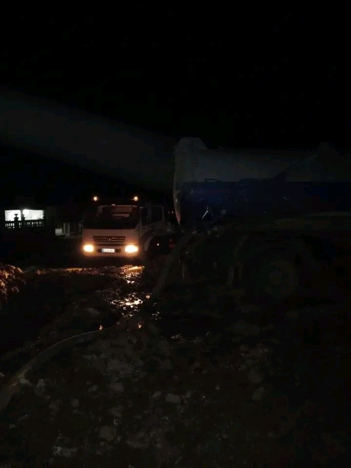 Sin perder un instante laboran los compañeros de acueducto en #Morón para restablecerla avería en conductora de agua  #JuntarYVencer #Cuba <a href="/IzquierdoAlons1/">Livan Izquierdo Alonso</a> <a href="/NexyVelizNaranj/">Nexy Veliz Naranjo</a> <a href="/yamila_padron/">Yamila Cruz Padrón</a> <a href="/AlexeyOT73/">Alexey</a> <a href="/FelixDuarteOrte/">Félix Duartes Ortega</a> <a href="/DrRobertoMOjeda/">Dr. Roberto Morales Ojeda</a>