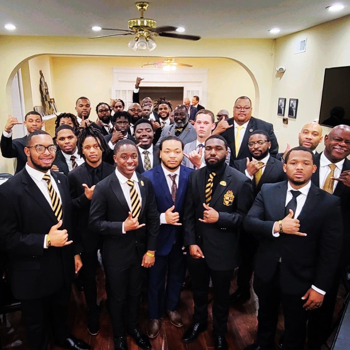 Congratulations to the 2023 Graduates!!

During our monthly chapter meeting, we gifted the @epialphas graduates with their stoles and journals! 

Bro. Leon Mosley
Bro. Joseph Kemp
Bro. Christian Palmer

#AlphaPhiAlpha #AlphaEast #VACAPAF #NorfolkAlphas #APhiA  #NorfolkState