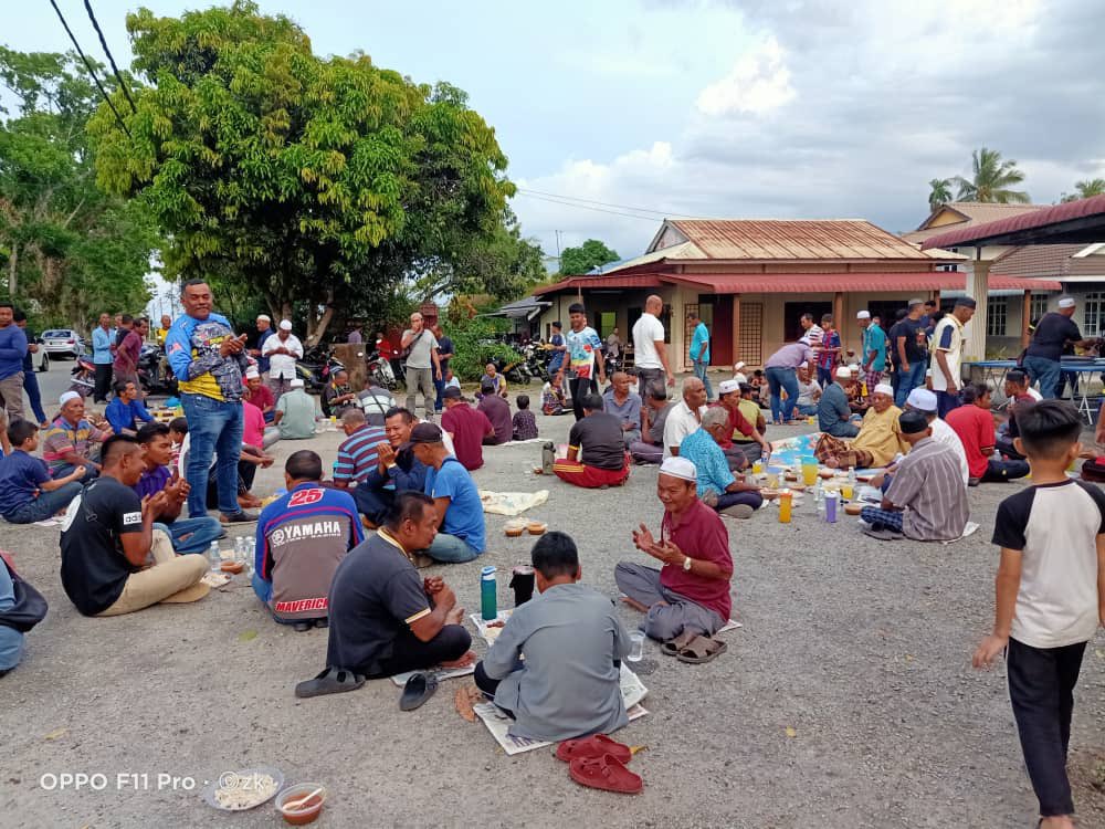 Majlis Berbuka Puasa secara Tradisi Kg Pdg Gelam Sejak Tahun 1950an..Diadakan Setiap Tahun diperkarangan Surau Kg Pdg Gelam.Walaupun Kg ini telah lekap dgn kemudahan asas namun tradisi ini tetap diteruskan setiap Ramadan.