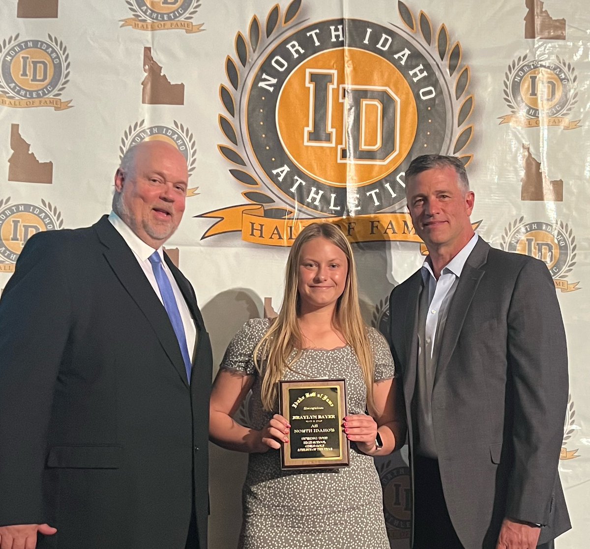 CurtBayer's tweet photo. Great night. My twin daughters were both finalists for North Idaho Athletic Hall of Fame. My daughter, Braylyn took home the prize. Can’t ask for better daughters- both on AND off the course. https://t.co/X7nHNoN2Bt