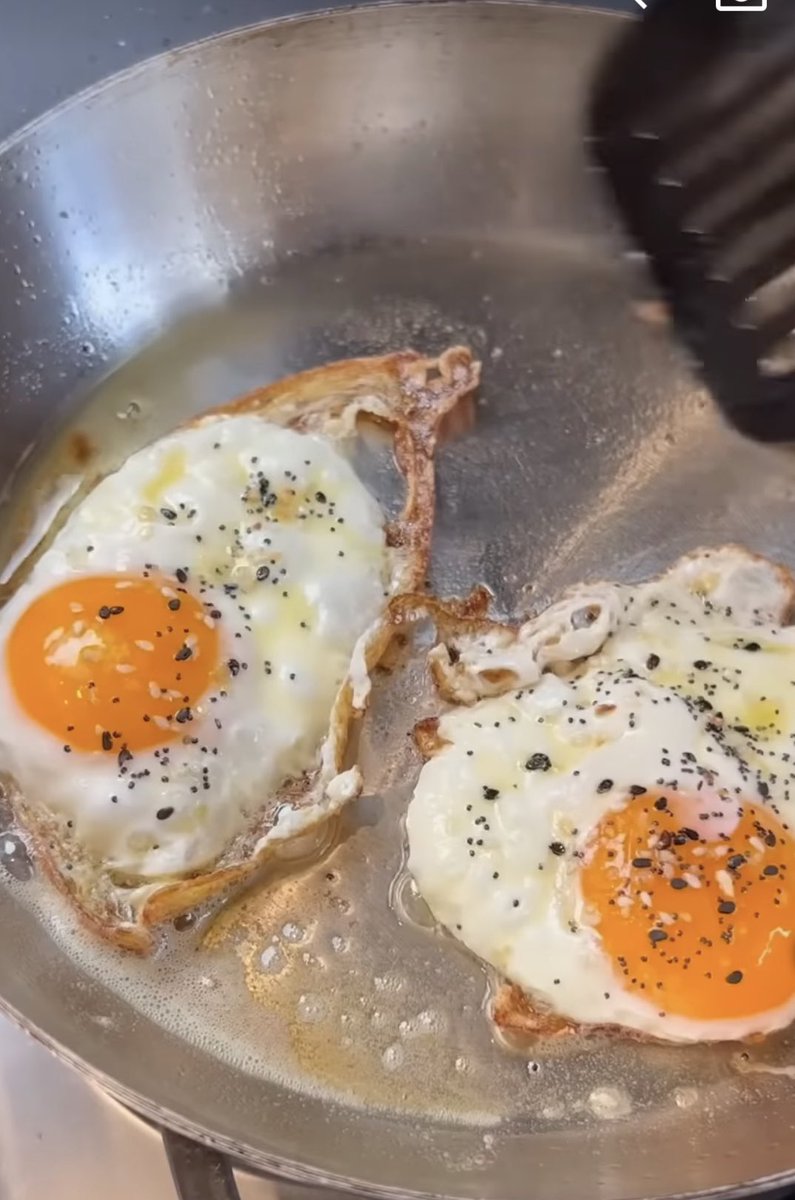 atownsquare's tweet image. How to cook eggs on a stainless steel pan #cooking #cookinghack #eggs youtube.com/shorts/rXFvSVc…