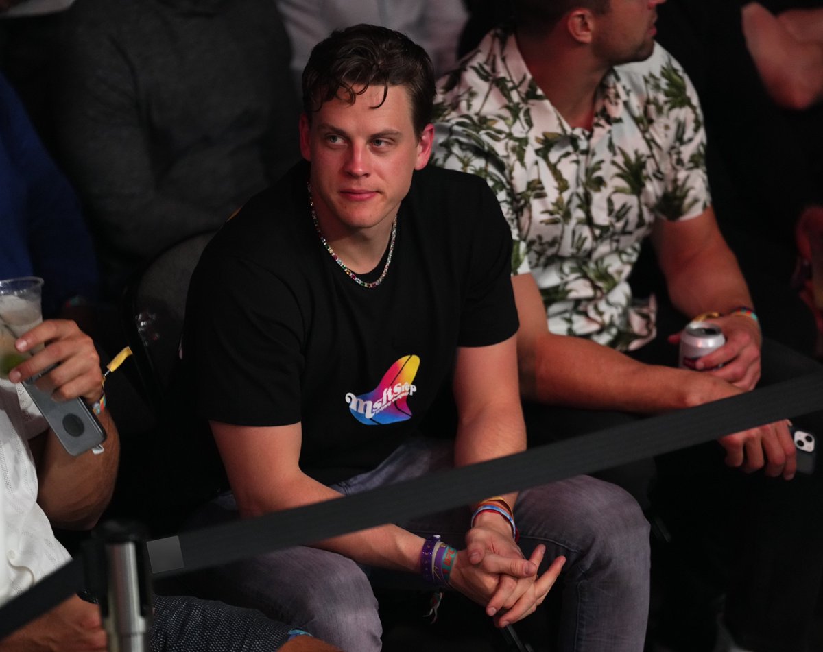Joe Burrow in the house! ✊ #UFC287 #ThatsMyQB