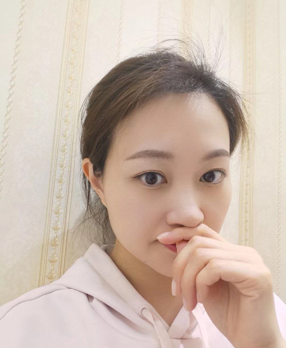 白茹玉的肌肤，挺拔又滑嫩的胸脯，用你粗大的手和温柔的舌头进行抚慰，愿意一起把粗犷和柔情完美的结合一下吗？