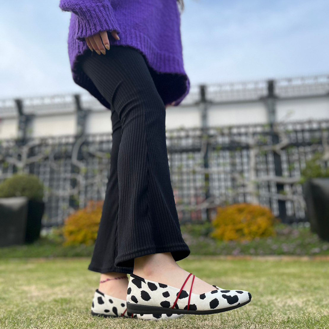 inooknit_jp's tweet photo. ✿Cruella Collection✿
キュートとクールさを兼ね備えたプリントが印象的なデザイン✨
シンプルなコーデでも足元に柄を取り入れるだけで一気にオシャレに❣️
見ているだけで欲しくなってしまう一足ですよね♡
 #新宿マルイ  #イースリーシューズ   #inooknit  #サステナブル #おすすめ  #靴  #人気 https://t.co/SLJTMQfl5A