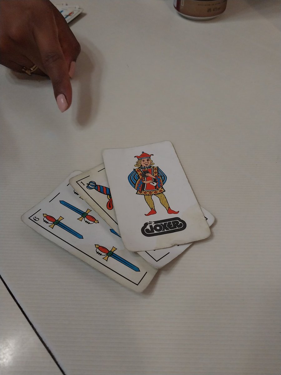 ChulaSotelo's tweet photo. Jugando al chinchon. 
@GiuulianaCamila : y que hago cuando tengo chinchon? Grito CHANCHO??? 
Acto seguido baja este juego 👇 https://t.co/pErkwFpeUb