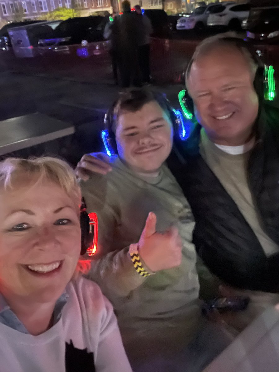 rrk317's tweet photo. Awesome night at @MellowBG! 🎶🍻
Brews and Tunes with local bands and silent disco. 🎧
Craft beer trucks were amazing. 🍺
Follow them for more fun events! 😎 https://t.co/i22hcKfz99