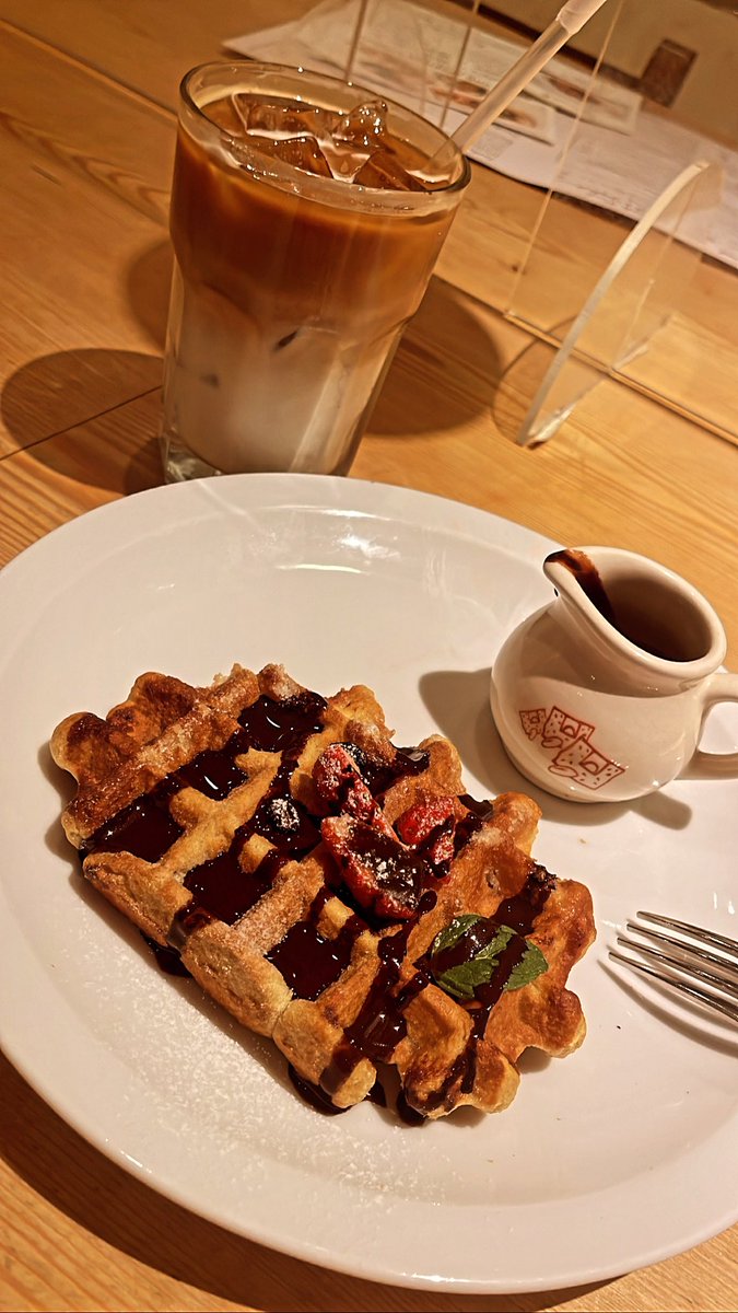 snoopyyy_77's tweet photo. 東京にも店舗あるなんて知らなかった！
オランダで食べたワッフルの方が美味しかったな🥲 https://t.co/hybsiaSx63