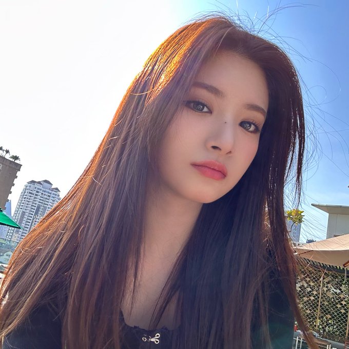 “The breeze delicately brushes my hair…” 🧚🏻🍃 It's a given that I look like the prettiest girl in the area right now because to the lovely things that are caressing my face. I am destined to savor the universe has set aside only for me while I take in the beauty of Thailand.