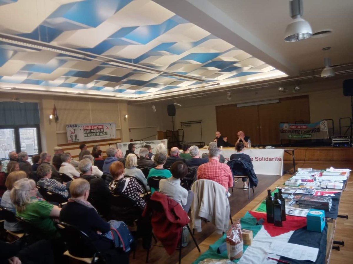 AfpsMorlaix's tweet photo. 125 personnes ont participé à la réunion de l'AFPS Pays de Morlaix avec Salah HAMOURI.
L’intervention de Salah a marqué l’assistance par la description implacable de l’univers carcéral de l’occupation israélienne. Moments remplis d’émotion devant les conditions inhumaines subies https://t.co/5Ts0juP42H