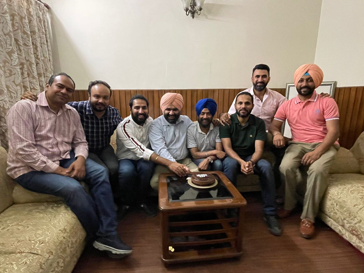 himmatshergill's tweet photo. Yesterday evening it was my great pleasure to spend  wonderful and memorable time in Chandigarh with my dearest friends after a long time. @ferrysofat  ji, @GGSR19 ji, @AdvAmitshukla09 ji, @PIPSinghPreet ji, Eklavya Kumar ji, Inder Brar ji and @gurditsingh80 ji. https://t.co/WtoOBuOBTR