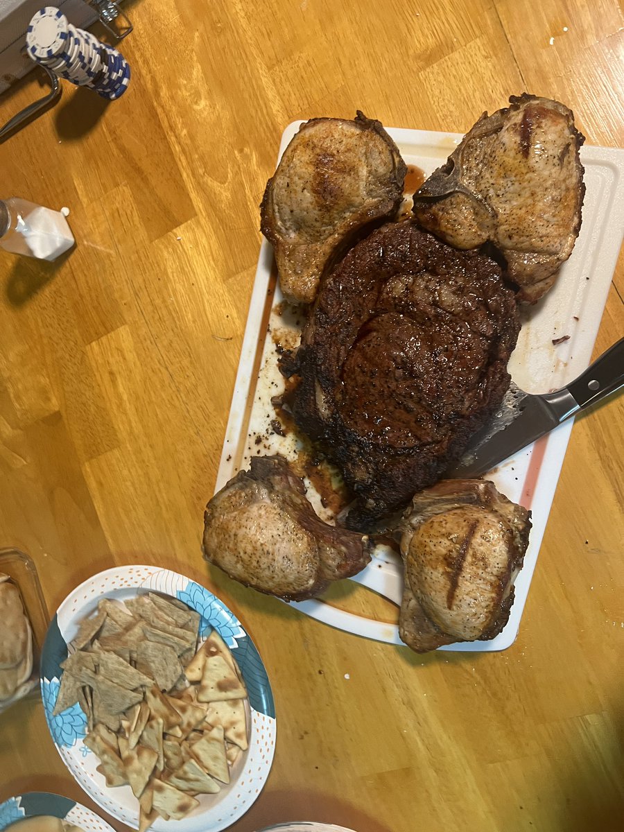 thepixiebitch's tweet photo. I feel bad for some of y’all who grew up eaten dry ass meat https://t.co/jkuN6ByznW
