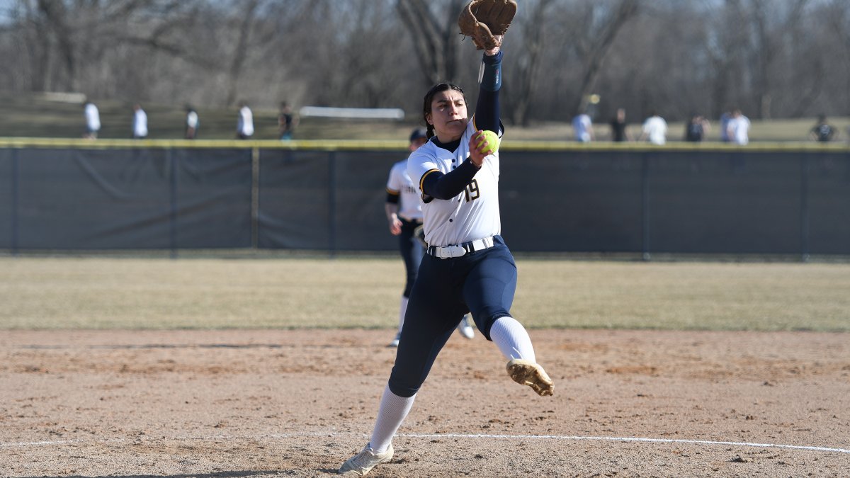 .@carletonsoftba1 split Saturday's doubleheader with Saint Mary's. The Knights rallied from five runs down to win game one, 9-7, but the bats went quiet in dropping game two, 2-0. Hala Soliman won in the opener and is now 5-1 on the year. Recap: ow.ly/1irY50NEC3y #d3sb