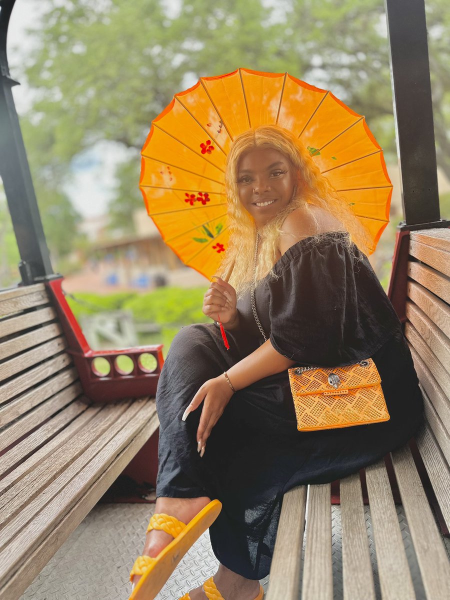 CChan5l's tweet photo. That Coach got my with a different type of Glow! 😉 https://t.co/7o4A8zu3Ww