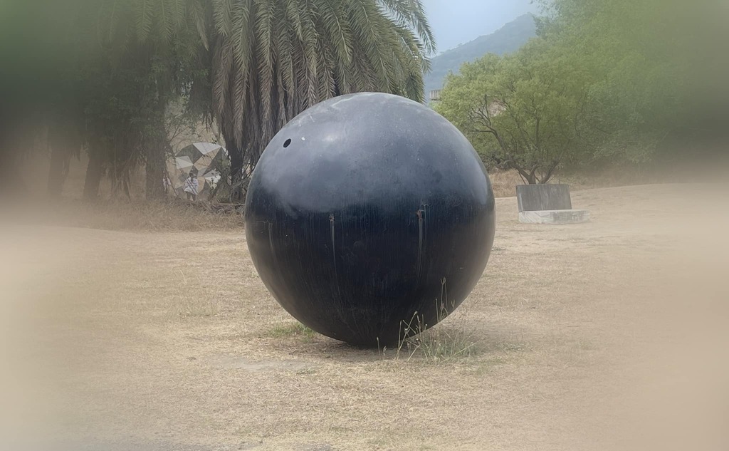 mikimoto's tweet photo. 在路上遇到一顆黑球，還發了緊身衣跟武器給我，請問單兵該如何處置（抖） https://t.co/xxRyIdI8DB https://t.co/GbPQ2M1MdL