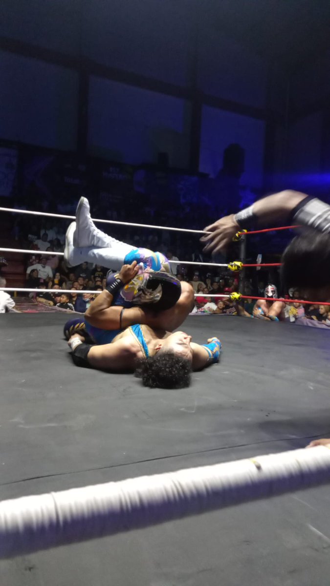 LaTijeraLucha's tweet image. Una lluvia de dinero en la primera lucha de #SabadoDeGloria en la pletórica #ArenaNeza donde la tercia de #VuduMax, #Gannicus y #Troyano se llevan la victoria ante los jóvenes #Magestic, #Radiante y #Pancratos en lo que fue una contienda dinámica de ida y vuleta...
#latijera