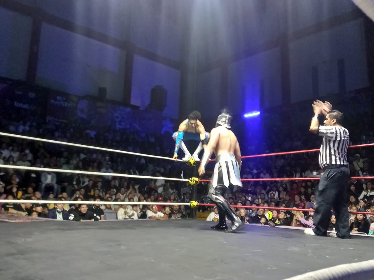 LaTijeraLucha's tweet image. Una lluvia de dinero en la primera lucha de #SabadoDeGloria en la pletórica #ArenaNeza donde la tercia de #VuduMax, #Gannicus y #Troyano se llevan la victoria ante los jóvenes #Magestic, #Radiante y #Pancratos en lo que fue una contienda dinámica de ida y vuleta...
#latijera