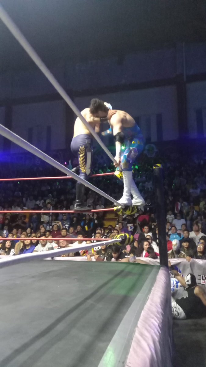 LaTijeraLucha's tweet image. Una lluvia de dinero en la primera lucha de #SabadoDeGloria en la pletórica #ArenaNeza donde la tercia de #VuduMax, #Gannicus y #Troyano se llevan la victoria ante los jóvenes #Magestic, #Radiante y #Pancratos en lo que fue una contienda dinámica de ida y vuleta...
#latijera