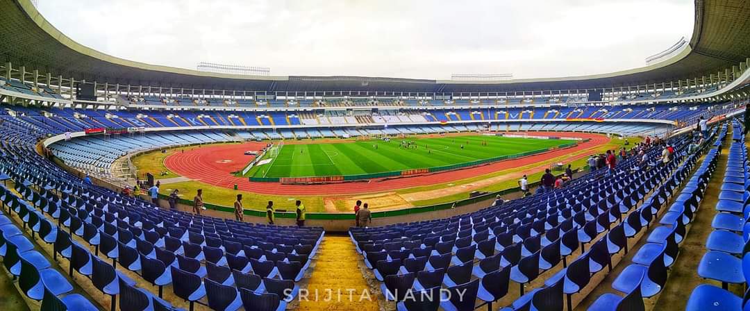 ebfchistory's tweet photo. 𝐅𝐨𝐨𝐭𝐛𝐚𝐥𝐥 𝐒𝐭𝐚𝐝𝐢𝐮𝐦𝐬 & 𝐢𝐧𝐟𝐫𝐚𝐬𝐭𝐫𝐮𝐜𝐭𝐮𝐫𝐞 𝐢𝐧 𝐊𝐨𝐥𝐤𝐚𝐭𝐚 𝐚𝐧𝐝 𝐧𝐞𝐚𝐫𝐛𝐲 𝐬𝐮𝐛𝐮𝐫𝐛𝐬
(A Thread)
#IndianFootball #WestBengal #Kolkata #EastBengalFC #MohunBagan #MohammedanSC #ISL #ILeague #CalcuttaLeague #StadiumsOfBengal #SportsinBengal #GovWB https://t.co/KxL2Q7KKyz