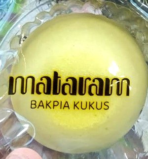 aniRingo's tweet photo. Kalau biasanya Bakpia itu dipanggang dan tekstur agak keras ngeprul pas digigit. Tapi Mataram Bakpia Kukus ini lembut dan mudah dimakannya. Bener gak? @dwinayusuf @Efi_Thea @ebibitititeliti @KreatorBuku @abahraka @tianlustiana #MataramBakpiaKukus https://t.co/ToeiET58ku